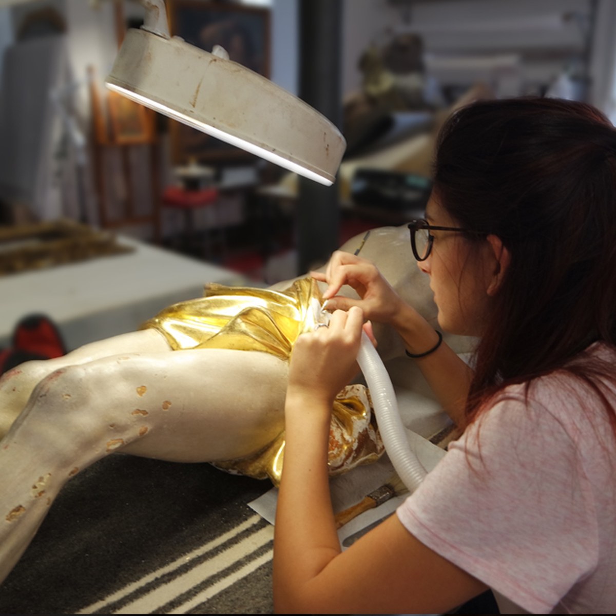 Restauro di una scultura nel laboratorio